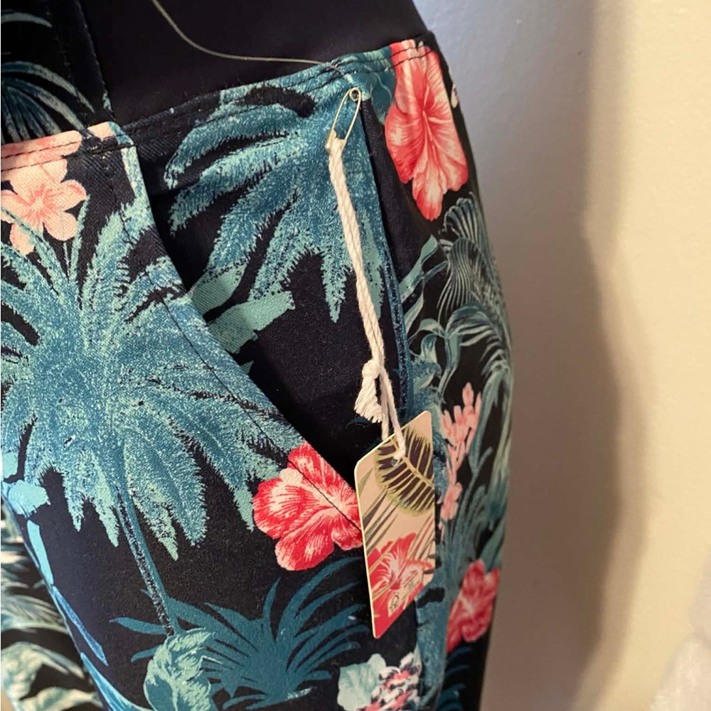✨🆕✨Brand New Tommy Bahama Everyday Active Floral Set - Picture 6 of 10
